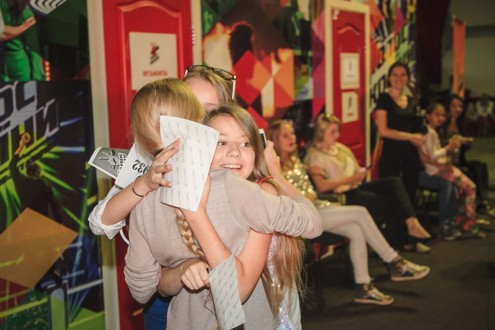 Тину Кароль, Потапа и Наталью Могилевскую учат обнимать детей на шоу Голос. Дети-2